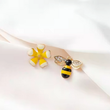 Load image into Gallery viewer, Bee and Flower Stud EArrigs. 18K Gold Plated Earrings
