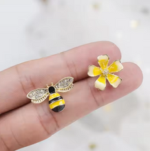 Load image into Gallery viewer, Bee and Flower Stud EArrigs. 18K Gold Plated Earrings
