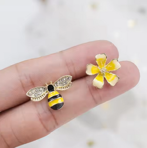 Bee and Flower Stud EArrigs. 18K Gold Plated Earrings